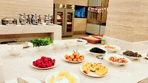 Uma bancada de cozinha com diversos alimentos e utensílios.