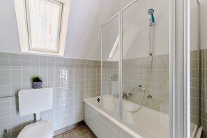 Tina, secadora de cabello, papel de baño 