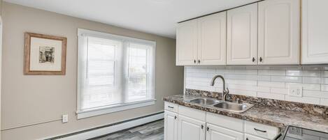 Grand réfrigérateur, micro-ondes, four, plaque de cuisson