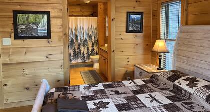 Buck's Run: Shenandoah Mountain Log Cabin with a unique view of the Shenandoahs