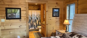 Buck's Run: Shenandoah Mountain Log Cabin with a unique view of the Shenandoahs