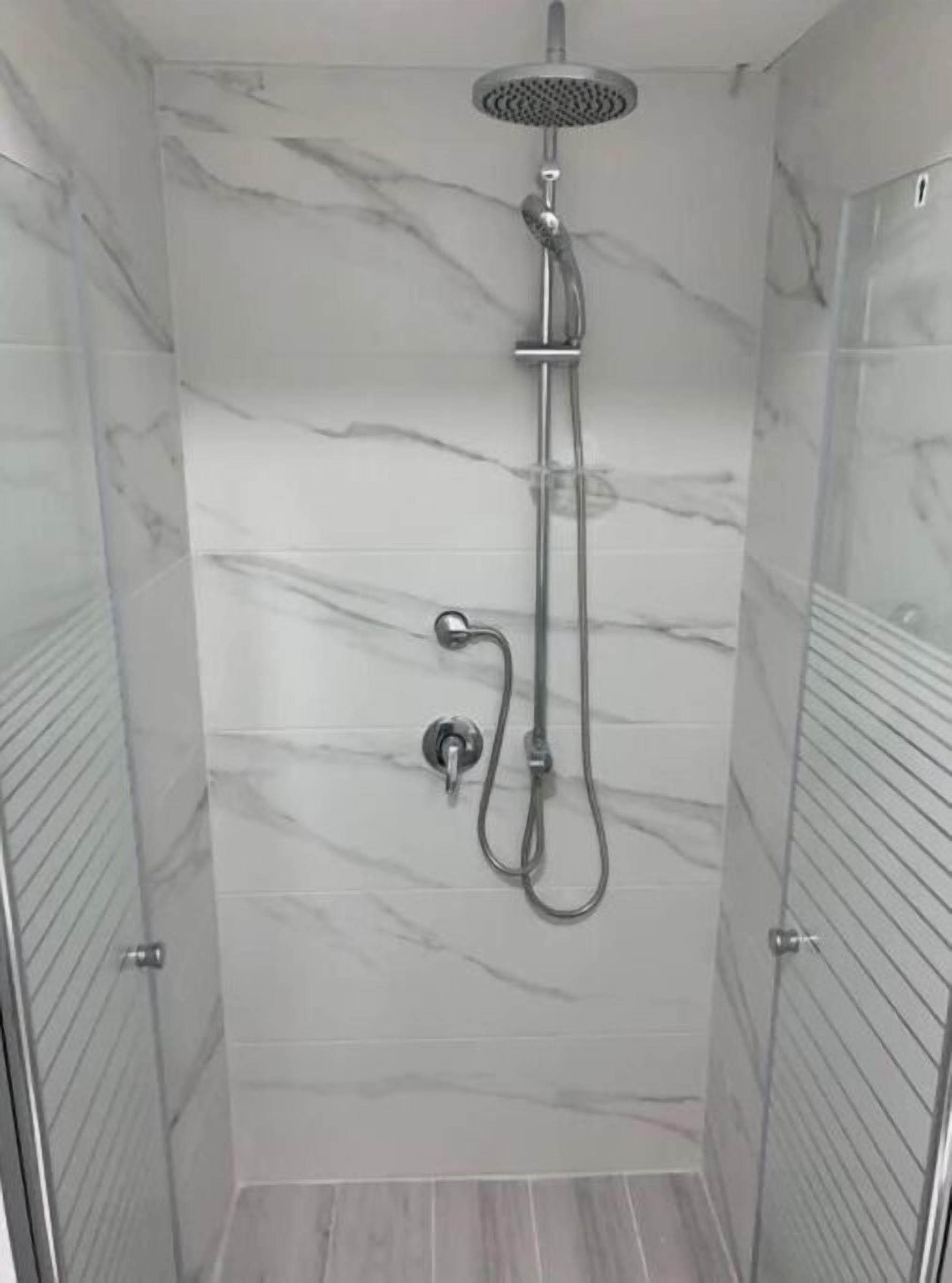 Een douche, gratis toiletartikelen, een haardroger, een bidet