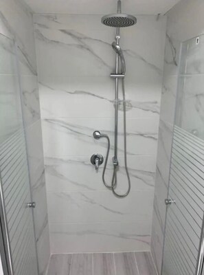 Shower, free toiletries, hair dryer, bidet - Maya Guest house CityCenter 22 (Haifa)
