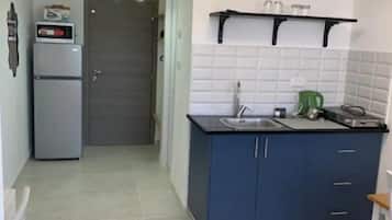 Refrigerador, microondas, cafetera y tetera y tetera eléctrica