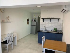Kylskåp, mikrovågsugn, kaffe- och tebryggare och vattenkokare