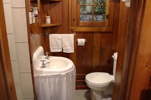 Doccia, asciugamani, sapone, carta igienica