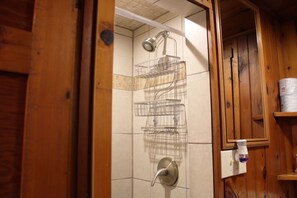 Doccia, asciugamani, sapone, carta igienica