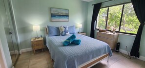 2 chambres, fer et planche à repasser, lit de bébé portatif