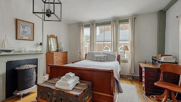 1 bedroom, free internet, bed sheets