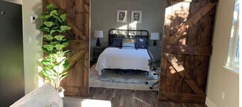 Stylish 1 Bedroom Farmhouse - Live/Work