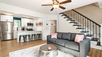 TV connectée, cheminée, espaces bureaux