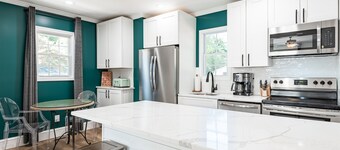 4bd/3bth Combined Cape Cod & Cottage | 5 Min to RH