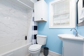 Une salle de bain avec une baignoire, des toilettes et un lavabo.