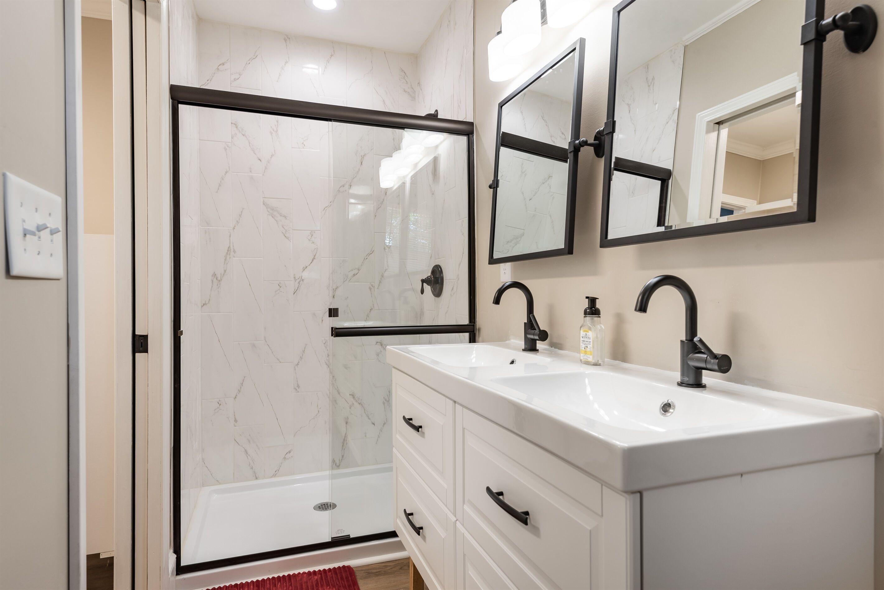 Combined shower/tub, hair dryer, towels