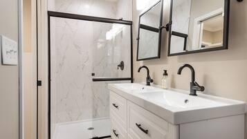 Combined shower/tub, hair dryer, towels