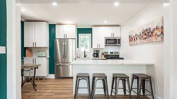 Refrigerador, microondas, horno y parrilla de estufa