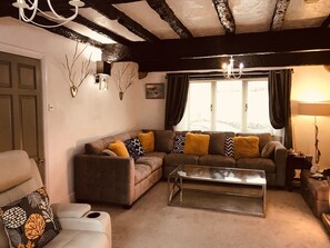 Casa de campo | Área de estar | TV de tela plana 60 polegadas com canais via satélite, TV, lareira