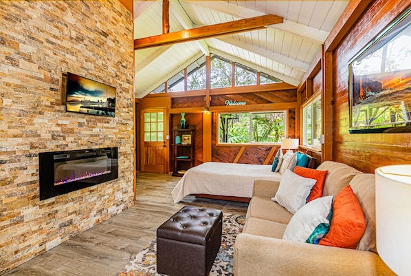 Smart TV, fireplace, DVD player - Darling, Private Cottage Near Hawaii Volcanoes Nat'l Park (Volcano)