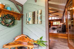 Terrace/patio - Darling, Private Cottage Near Hawaii Volcanoes Nat'l Park (Volcano)