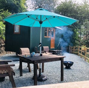 Outdoor dining - Shepherds Hut, self catering, Powys (Cascob)