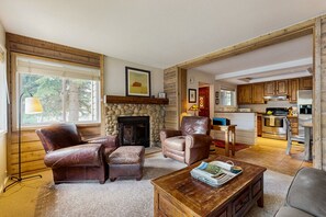 تلفزيون، مدفأة، كُتُب