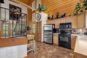 Fridge, microwave, oven, stovetop - Take it Easy - Walk-in Cedar Log Cabin only MINUTES from Branson Shows! (Branson)