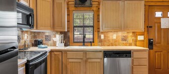 Take it Easy - Walk-in Cedar Log Cabin only MINUTES from Branson Shows!