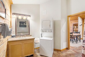 Een douche, een bubbelbad, een haardroger, handdoeken