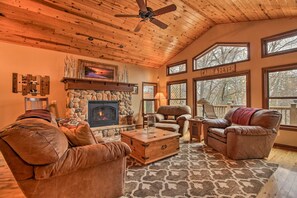 TV connectée, cheminée, jeux vidéo, livres