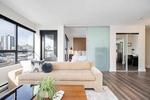 Cozy Modern Stay｜Best DT Spot| 7 Min to Seawall