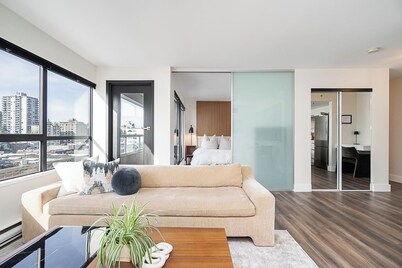 Cozy Modern Stay｜Best DT Spot| 7 Min to Seawall