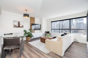 Smart TV, Netflix, books, streaming services