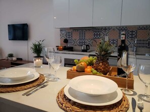 Réfrigérateur, four à micro-ondes, un four, surface de cuisson