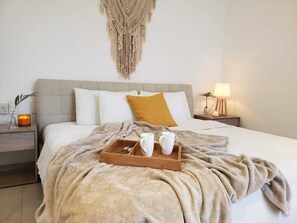 2 chambres, coffre-fort, fer et planche Ă repasser