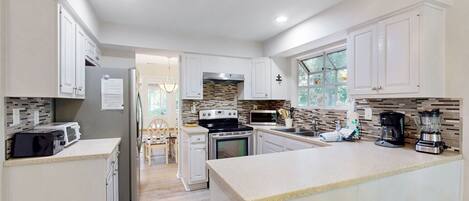 冷蔵庫、電子レンジ、オーブン、コンロ