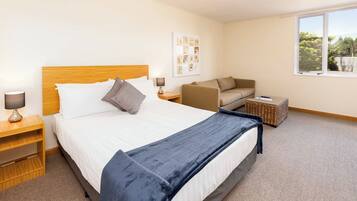 Deluxe Studio | Desk, iron/ironing board, bed sheets