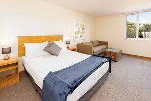 Deluxe Studio | Desk, iron/ironing board, bed sheets - Methven Resort (Methven)
