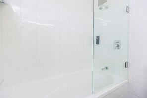 Deluxe Studio | Bathroom