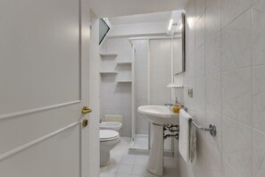 Douche, sĂšche-cheveux, bidet, serviettes fournies