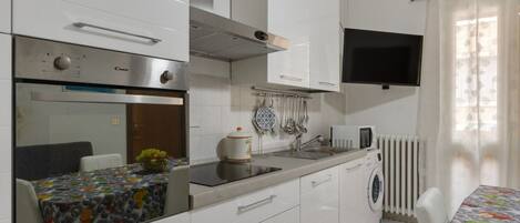 Een microgolfoven, een oven, een vaatwasser