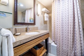 SĂšche-cheveux, bidet, serviettes fournies, savon