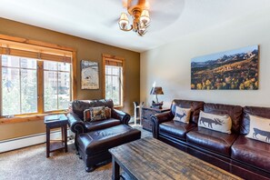 Een televisie en een open haard