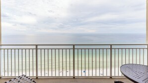 Ein Balkon mit Blick auf Meer und Strand.