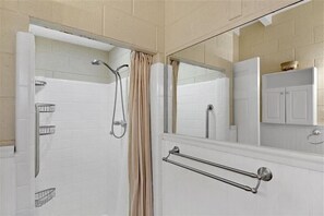 Dusche, Haartrockner, Handtücher