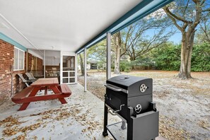 Outdoor dining - Carole Cottage - close to golf, tennis, and the beach (Jekyll Island)
