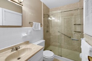 Een douche, een haardroger, handdoeken