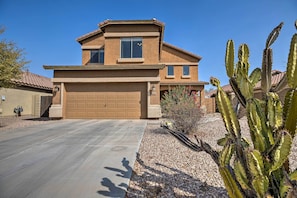Property grounds - Maricopa Home w/ Outdoor Seating, 2 Mi to Golf! (Maricopa)