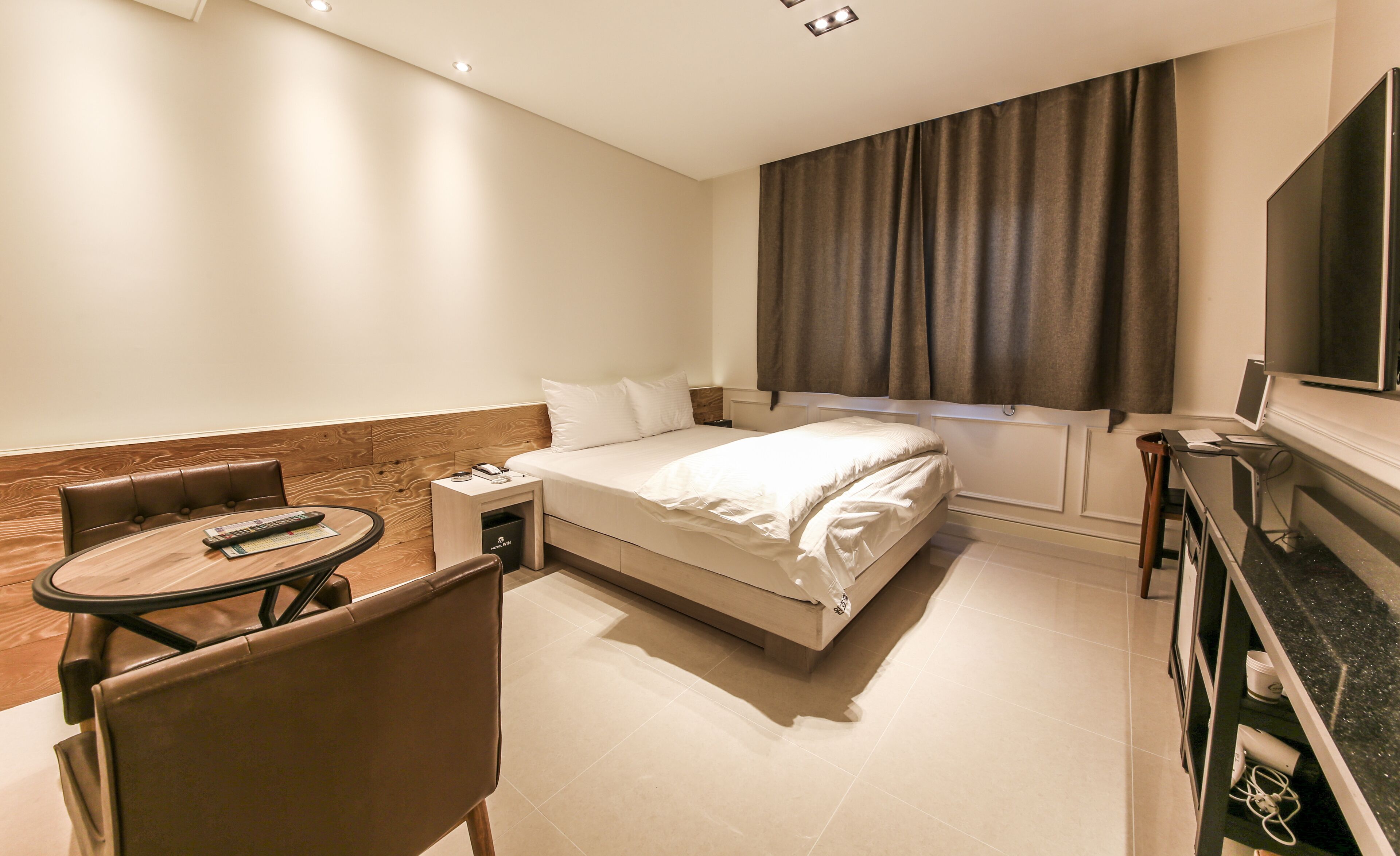 business double room, 1 queen bed, city view | individually decorated, individually furnished, desk, laptop workspace