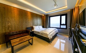 スタンダード ダブルルーム クイーンベッド 1 台 オーシャンビュー | 客室ごとに異なる装飾、客室ごとに異なるインテリア、デスク、ノートパソコン用作業スペース