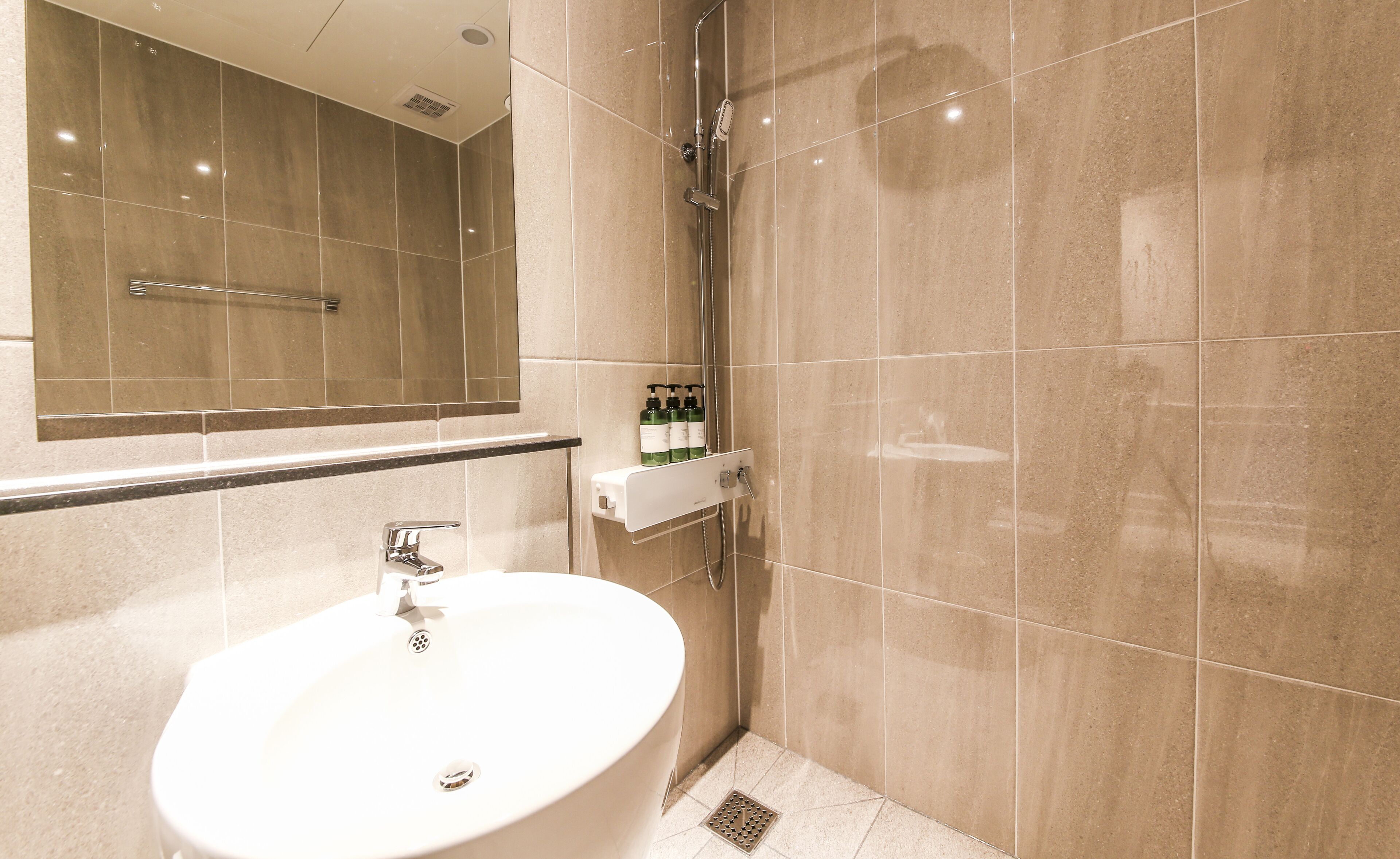 shower, free toiletries, hair dryer, slippers